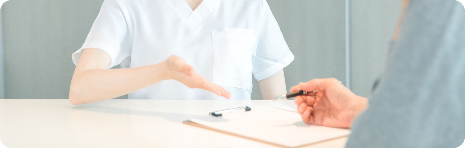 患者に説明する医師