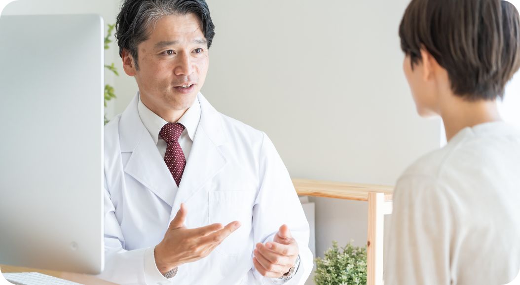 患者に説明する医師